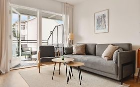 Dinbnb Apartments I City Oasis, Workspace & Elevator!